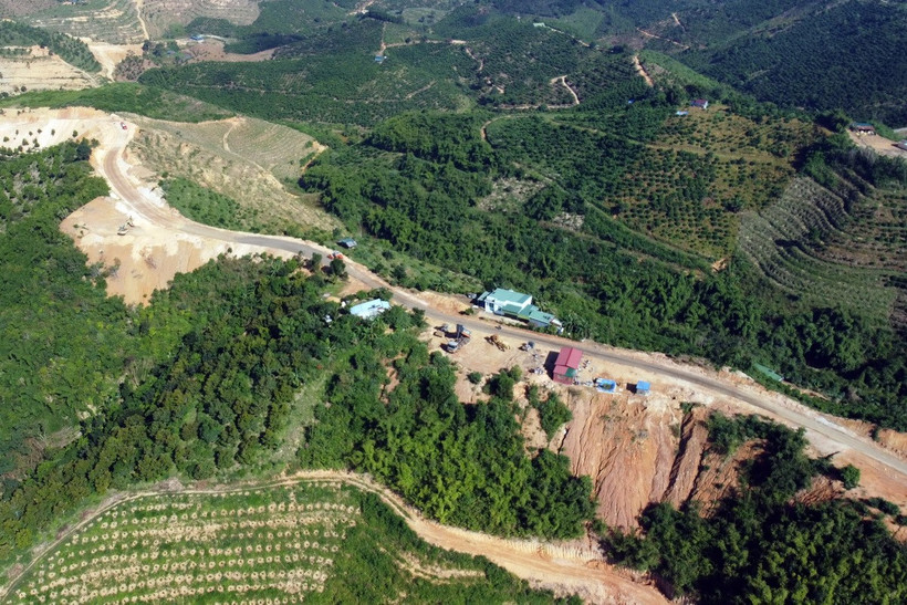 Việc xóa nhà tạm, nhà dột nát tại Đắk Glong có ý nghĩa quan trọng trong việc ổn định đời sống cho người dân, trong bối cảnh các xã của huyện đều thuộc diện đặc biệt khó khăn và địa hình đồi dốc, chia cắt mạnh.