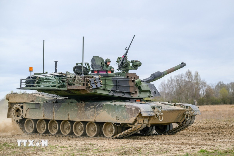 Binh sỹ Ba Lan tham gia buổi huấn luyện tại thao trường Biedrusko ngày 7/4/2025. (Ảnh: PAP/TTXVN)