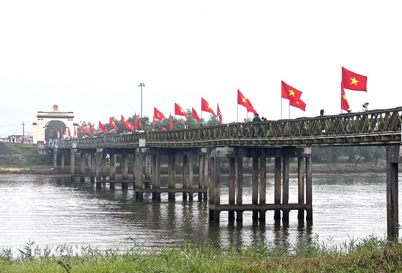 Cầu Hiền Lương trong ngày thống nhất non sông 30/4/2025. (Ảnh: Nguyên Linh/TTXVN)