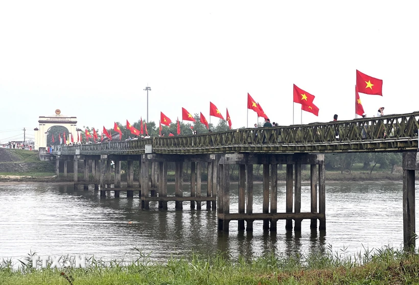 Cầu Hiền Lương trong ngày thống nhất non sông 30/4/2025. (Ảnh: Nguyên Linh/TTXVN)