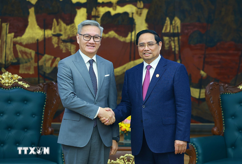 Thủ tướng Phạm Minh Chính tiếp Bộ trưởng Bộ Ngoại giao Lào Thongsavanh Phomvihane. (Ảnh: Dương Giang/TTXVN)