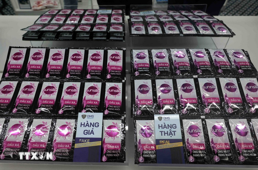 Trưng bày hàng thật, hàng giả. (Ảnh: Trần Việt/TTXVN)