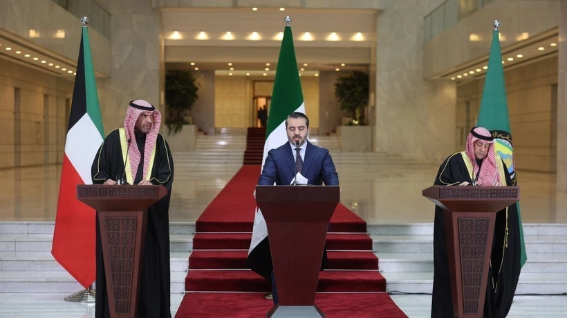 (Từ trái sang): Ngoại trưởng Kuwait Abdullah Ali al-Yahya, Ngoại trưởng Syria Asaad Hassan al-Shibani và Tổng Thư ký Hội đồng Hợp tác vùng Vịnh (GCC) Jassim Mohammed al-Budaiwi trong cuộc họp báo tại Damascus, ngày 30/12/2024. (Ảnh: EPA/TTXVN)