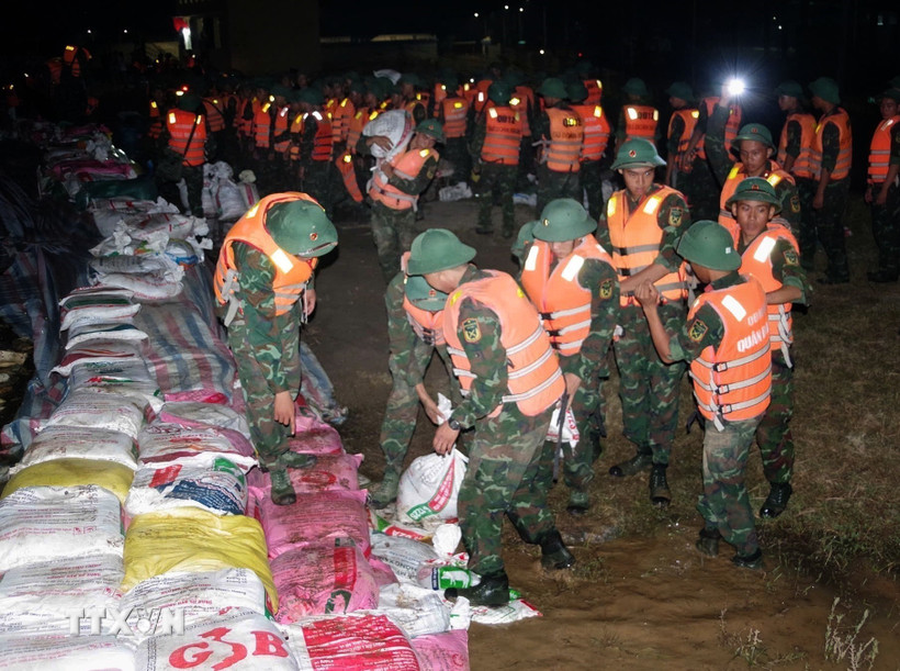 Cán bộ, chiến sỹ Sư đoàn 325 (Quân đoàn 12) giá cố đê các xã Hợp Thịnh, Tam Giang, Hoàng Vân, tỉnh Bắc Ninh. (Ảnh: Danh Lam/TTXVN)