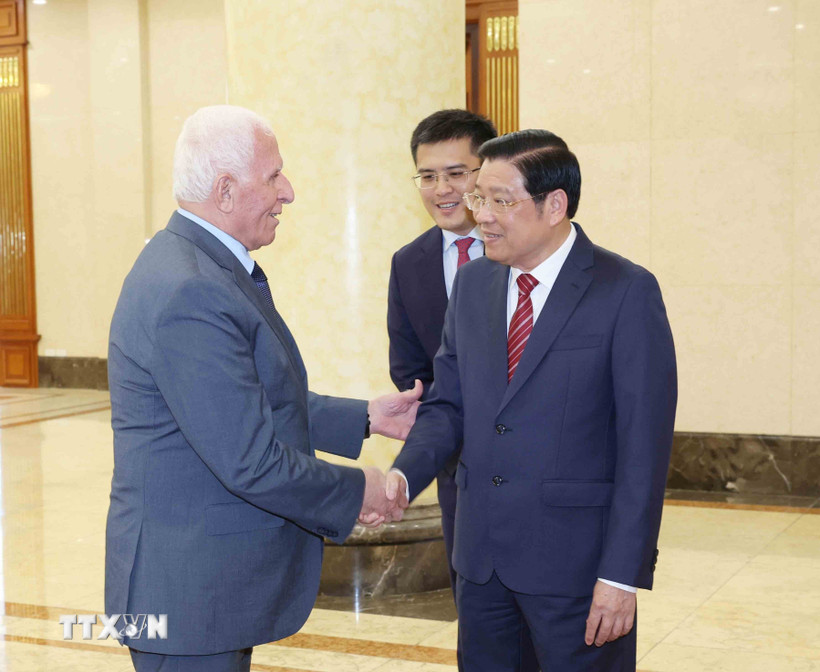 Trưởng Ban Nội chính Trung ương Phan Đình Trạc tiếp Tổng thư ký Tổ chức Giải phóng Palestine Azzam Najeb Mustafa AL Ahmad. (Ảnh: Phương Hoa/TTXVN)