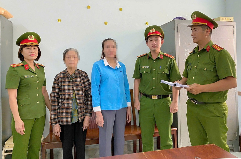 Công an khởi tố, bắt giam với bà Giáp Thị Sông Hương (bên phải) và cấm đi khỏi nơi cư trú với bà Trang Mỹ Nhanh (bên trái). (Ảnh: TTXVN phát)