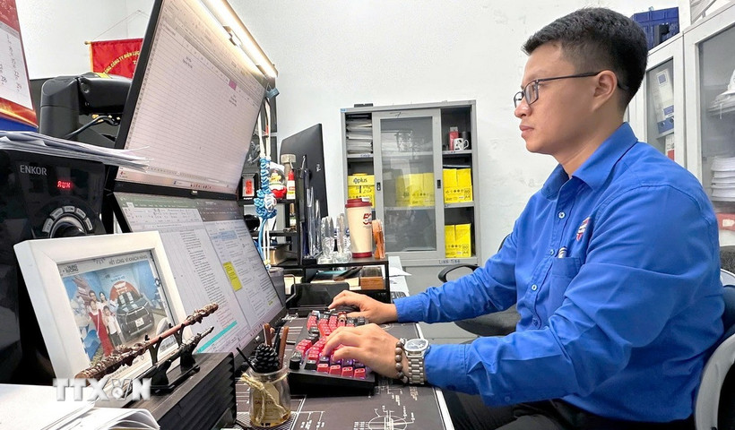 Kỹ sư Nguyễn Hoàng Thắng (sinh năm 1992), Tổ kỹ thuật tổng hợp, Đội bảo trì nhị thứ, Công ty Lưới điện cao thế Tp. Hồ Chí Minh (thuộc Tổng Công ty Điện lực Tp. Hồ Chí Minh). (Ảnh: Thanh Vũ-TTXVN)