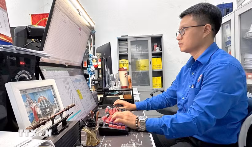 Kỹ sư Nguyễn Hoàng Thắng (sinh năm 1992), Tổ kỹ thuật tổng hợp, Đội bảo trì nhị thứ, Công ty Lưới điện cao thế Tp. Hồ Chí Minh (thuộc Tổng Công ty Điện lực Tp. Hồ Chí Minh). (Ảnh: Thanh Vũ-TTXVN)