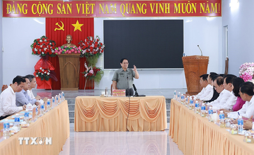 Thủ tướng Phạm Minh Chính làm việc với lãnh đạo phường Thới Sơn, tỉnh An Giang về mô hình chính quyền địa phương 2 cấp và hoạt động của Trung tâm phục vụ hành chính công. (Ảnh: Dương Giang/TTXVN)