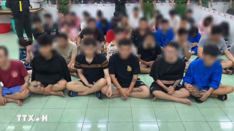 Các đối tượng trong đường dây mua bán, vận chuyển trái phép chất ma túy bị bắt giữ. (Ảnh: Linh Sơn/TTXVN phát)