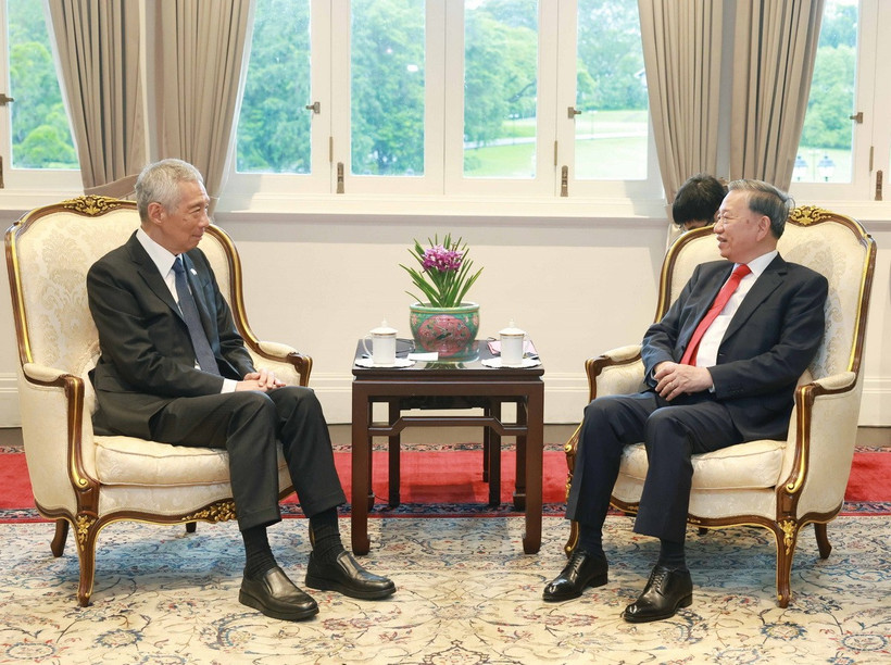 Tổng Bí thư Tô Lâm gặp nguyên Thủ tướng Singapore, Bộ trưởng cao cấp Lý Hiển Long. (Ảnh: Thống Nhất/TTXVN)