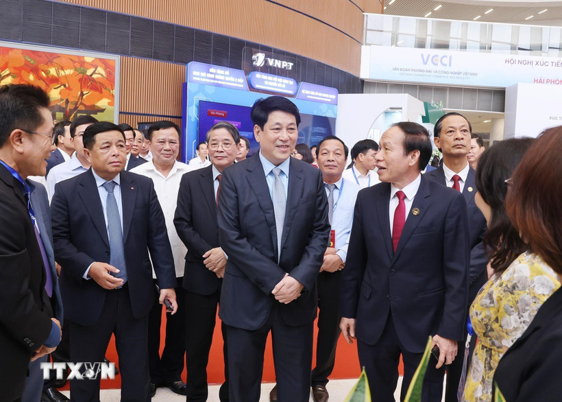 Chủ tịch nước Lương Cường cùng các đại biểu đến dự hội nghị. (Ảnh: Lâm Khánh/TTXVN)