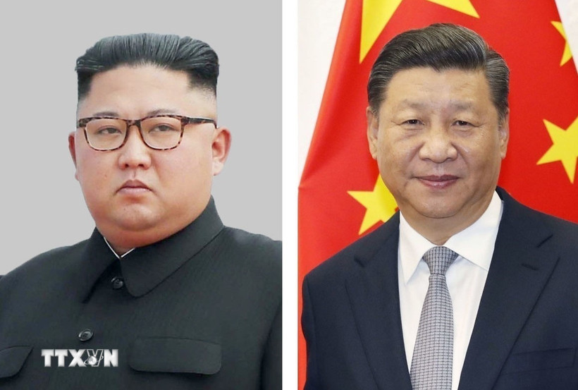 Chủ tịch Trung Quốc Tập Cận Bình (phải) và nhà lãnh đạo Triều Tiên Kim Jong Un. (Ảnh: Kyodo/TTXVN)