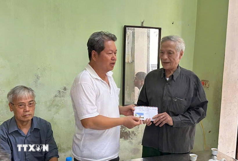 Chình quyền địa phương và các tổ chức chính trị, xã hội trên địa bàn xã Hồng Vân, Hà Nội chia sẻ nỗi mất mát to lớn với thân nhân các gia đình nạn nhân. (Ảnh: Nguyễn Thắng/TTXVN)