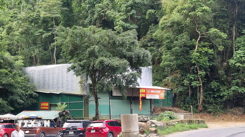 Công trình vi phạm trật tự xây dựng trên đèo Bảo Lộc (thị trấn Đạ M’Ri, huyện Đạ Huoai, Lâm Đồng) có tổng diện tích khoảng 740m2, được xây dựng kiến cố, trụ bằng bêtông, tường gạch, móng xây bằng đá chẻ. (Ảnh: TTXVN phát)