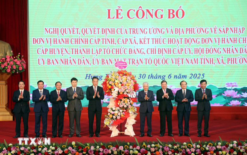 Đồng chí Đỗ Văn Chiến, Ủy viên Bộ Chính trị, Bí thư Trung ương Đảng, Chủ tịch Ủy ban Trung ương Mặt trận Tổ quốc Việt Nam chúc mừng Thường trực Tỉnh ủy Hưng Yên. (Ảnh: Đinh Văn Nhiều/TTXVN)