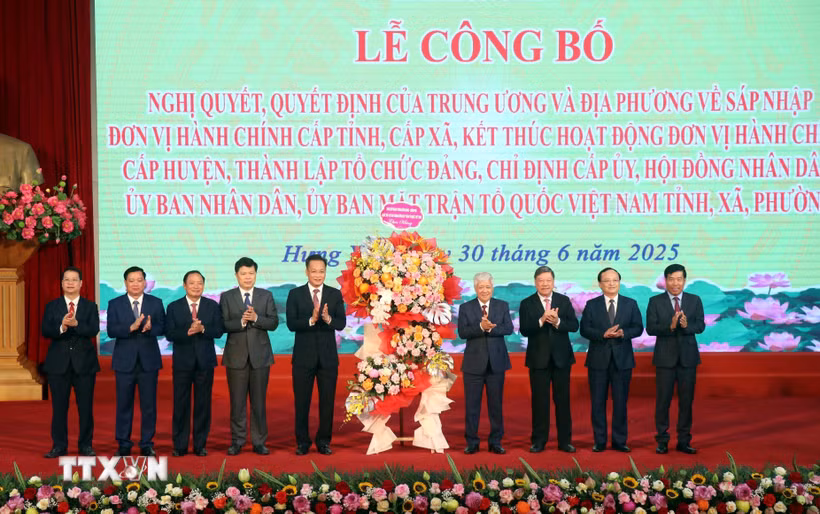 Đồng chí Đỗ Văn Chiến, Ủy viên Bộ Chính trị, Bí thư Trung ương Đảng, Chủ tịch Ủy ban Trung ương Mặt trận Tổ quốc Việt Nam chúc mừng Thường trực Tỉnh ủy Hưng Yên. (Ảnh: Đinh Văn Nhiều/TTXVN)