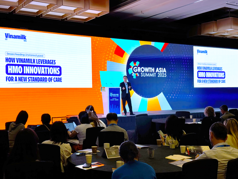 Đại diện Vinamilk, ông Nguyễn Quang Trí - Giám đốc điều hành Marketing - chia sẻ về đột phát 6 HMO trong sản phẩm sữa bột trẻ em Vinamilk Optimum tại diễn đàn lớn nhất châu Á về cơ hội phát triển trong ngành thực phẩm, đồ uống và dinh dưỡng (Ảnh: Hồng Nhân)