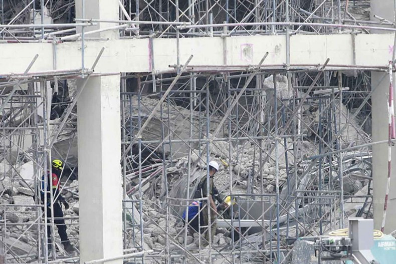 Tòa nhà cao tầng tại Bangkok, Thái Lan bị sập do ảnh hưởng của động đất ở Myanmar. (Ảnh: THX/TTXVN)