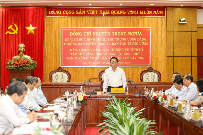 Quang cảnh buổi làm việc của Trưởng Ban Tuyên giáo và Dân vận Trung ương Nguyễn Trọng Nghĩa tại Tây Ninh. (Ảnh: Giang Phương/TTXVN)