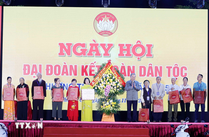 Tổng Bí thư Tô Lâm tặng quà cho các gia đình tiêu biểu. (Ảnh: Thống Nhất/TTXVN)