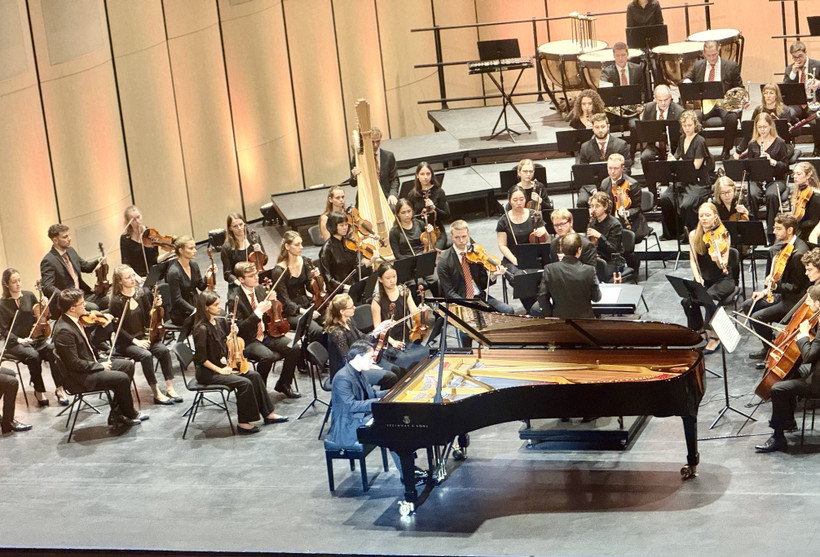 Nghệ sỹ biểu diễn tại chương trình. (Ảnh: Phương Lan/TTXVN)