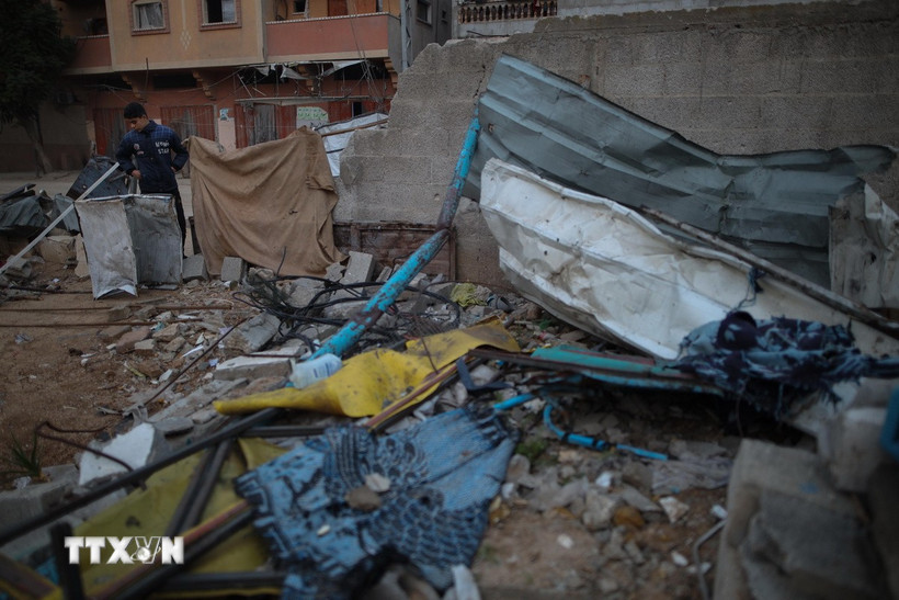 Cảnh đổ nát sau vụ oanh kích của Israel tại trại tị nạn al-Nuseirat, Dải Gaza, ngày 17/1/2025. (Ảnh: THX/TTXVN)