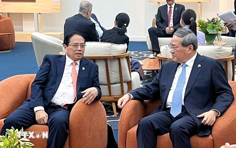 Thủ tướng Phạm Minh Chính gặp Thủ tướng Trung Quốc Lý Cường. (Ảnh: TTXVN)