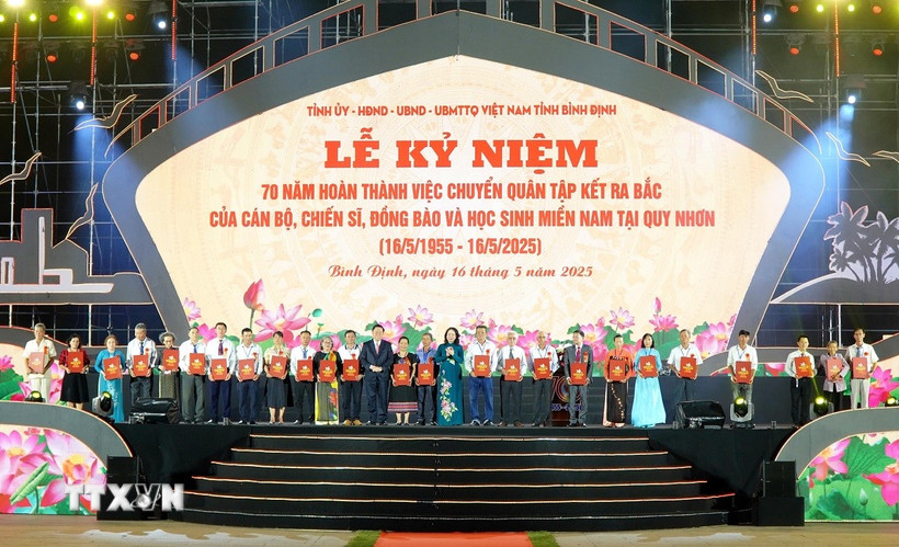 Trao hồ sơ, kỷ vật cho 25 thân nhân liệt sỹ. (Ảnh: Lê Phước Ngọc/TTXVN)