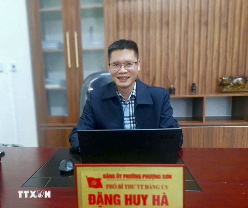 Đồng chí Đặng Huy Hà, Phó Bí thư Thường trực Đảng ủy phường Phượng Sơn, tỉnh Bắc Ninh, góp ý vào Dự thảo Văn kiện Đại hội XIV của Đảng. (Ảnh: Đồng Thúy/TTXVN)