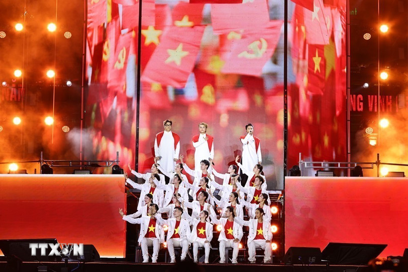 Các tiết mục đặc sắc lấy cảm hứng từ những đoàn văn công thời chiến, hành trình "Tự hào Việt Nam" tái hiện tinh thần theo một cách đương đại. (Ảnh: Minh Đức/TTXVN)