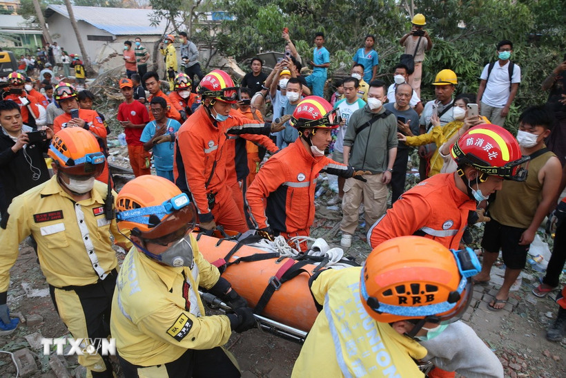Lực lượng cứu hộ Trung Quốc cứu sống một thai phụ sau trận động đất tại Mandalay, Myanmar, ngày 31/3/2025. (Ảnh: THX/TTXVN)