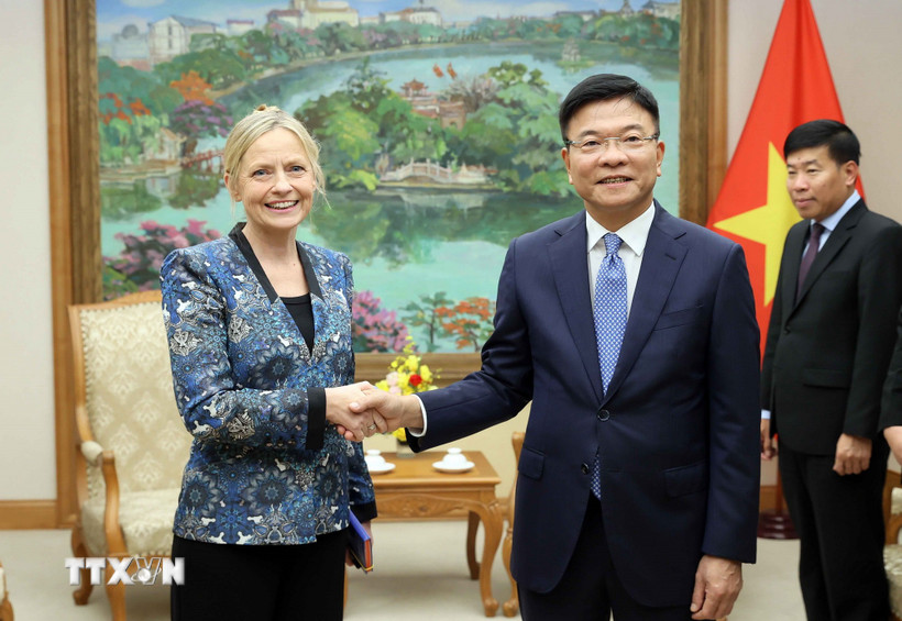 Phó Thủ tướng Lê Thành Long tiếp Phó Chủ tịch phụ trách chính sách công toàn cầu của Tập đoàn Amazon Susan Pointer. (Ảnh: An Đăng/TTXVN)