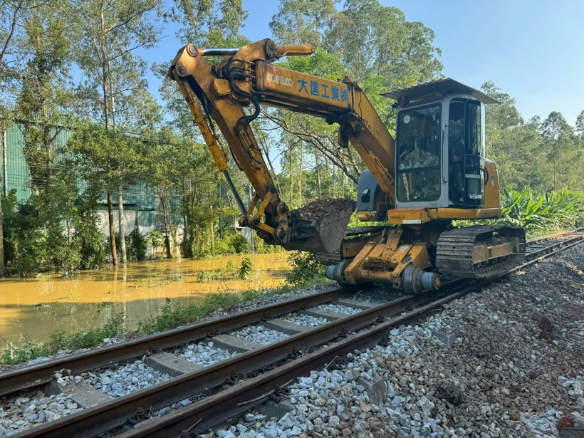 Công nhân đang nỗ lực gia cố lại một số phần nền đường sắt Hà Nội-Thái Nguyên bị xói lở do mưa lũ. (Ảnh: Quốc Lũy/TTXVN)