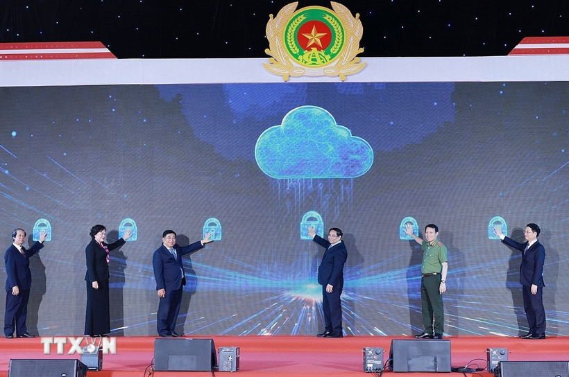 Thủ tướng Phạm Minh Chính và các đại biểu khai trương Trung tâm Dữ liệu quốc gia số 1 và công bố vận hành chính thức Hệ thống Cơ sở dữ liệu của Trung tâm Dữ liệu quốc gia. (Ảnh: Dương Giang/TTXVN)