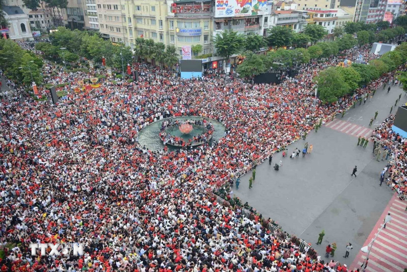 Biển người ở khu vực phố Nguyễn Huệ (Quận 1), trước trụ sở UBND Thành phố Hồ Chí Minh. (Ảnh: Mạnh Linh/TTXVN)