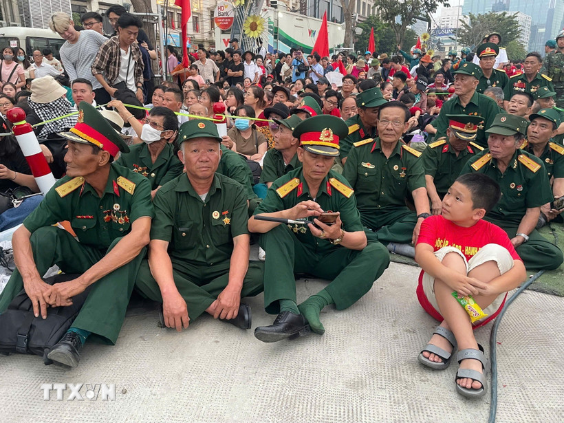Ngay từ sáng sớm, nhiều cựu chiến binh đã di chuyển về khu vực Bến Bạch Đằng để theo dõi màn pháo lễ. (Ảnh: Hương Giang/TTXVN)