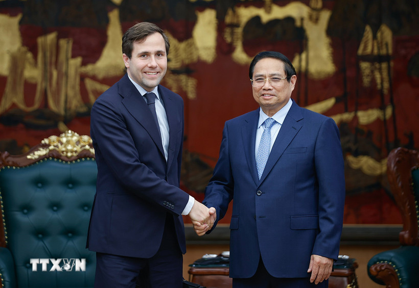 Thủ tướng Phạm Minh Chính tiếp ông Benjamin Dousa, Bộ trưởng Hợp tác Phát triển Quốc tế và Ngoại thương Thụy Điển. (Ảnh: Dương Giang/TTXVN)