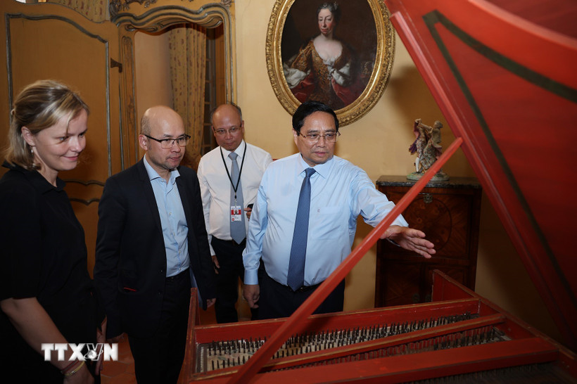 Thủ tướng Phạm Minh Chính và Phu nhân xem hiện vật về nghệ thuật chế tác dụng cụ âm nhạc trưng bày tại Bảo tàng lịch sử và nghệ thuật Palais Lascaris. (Ảnh: Dương Giang/TTXVN)