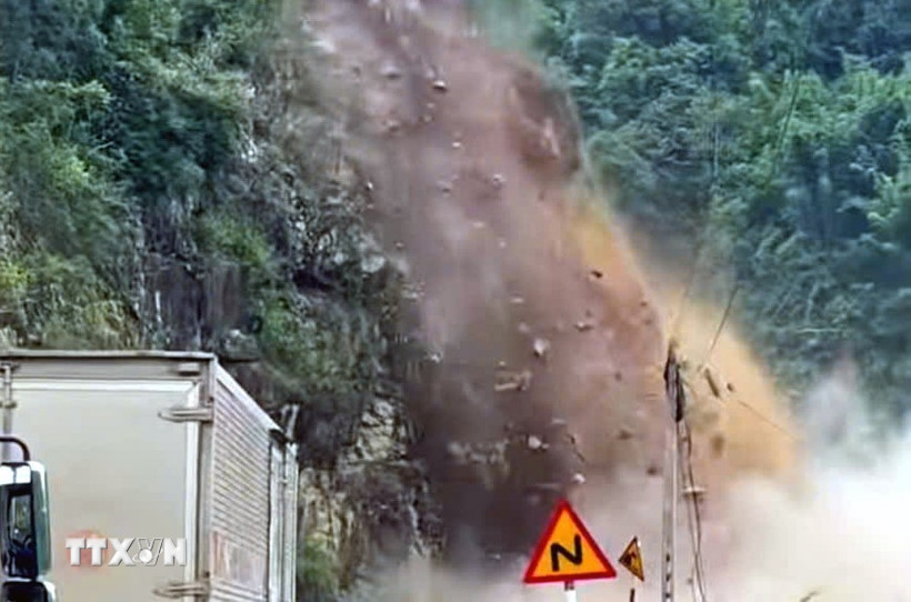 Hiện trường vụ sạt lở đá tại xã Sốp Cộp, tỉnh Sơn La. (Ảnh: TTXVN phát)