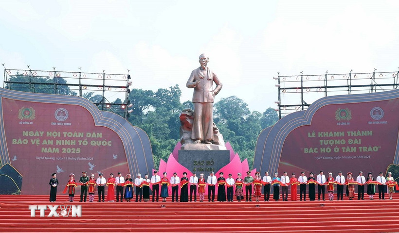 Tổng Bí thư Tô Lâm và các đại biểu thực hiện nghi thức khánh thành Tượng đài “Bác Hồ ở Tân Trào” tại xã Tân Trào, tỉnh Tuyên Quang. (Ảnh: Thống Nhất/TTXVN)