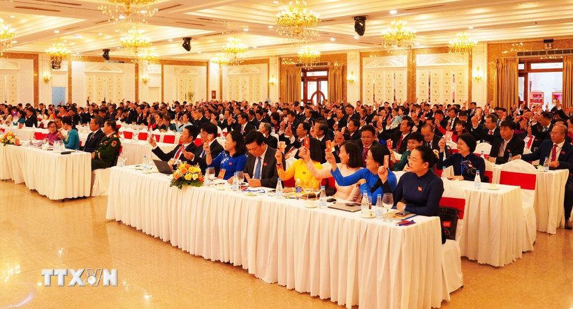 Các đại biểu biểu quyết thông qua các nội dung quan trọng của Đại hội. (Ảnh: Sỹ Tuyên/TTXVN)