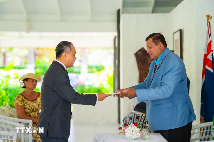 Đại sứ Việt Nam tại New Zealand kiêm nhiệm Quần đảo Cook Phan Minh Giang trình Thư ủy nhiệm lên Ngài Tom Marsters, Đại diện Nhà vua Anh Charles III tại Quần đảo Cook. (Ảnh: TTXVN phát)