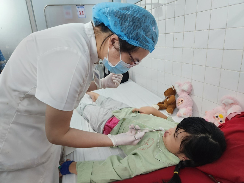 Chăm sóc vết mổ sau phẫu thuật cho trẻ. (Ảnh: Mai Trang/TTXVN)