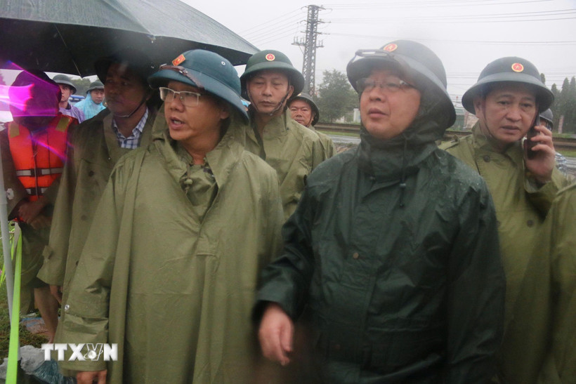Phó Thủ tướng Hồ Quốc Dũng (thứ 2, phải) kiểm tra công tác ứng phó mưa lũ tại Khánh Hòa, yêu cầu di dời người dân đến nơi an toàn. (Ảnh: Đặng Tuấn/TTXVN)