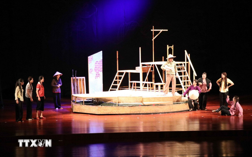 Vở kịch nói "Bến nước thời gian" của Nhà hát Tuổi trẻ tại Liên hoan. (Ảnh: Quân Trang/TTXVN)