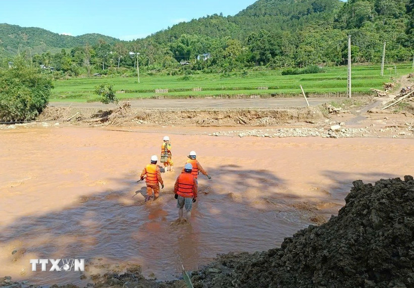 Cán bộ, công nhân viên Công ty Điện lực Sơn La tiếp cận các vị trí hệ thống điện bị ảnh hưởng trên địa bàn khu vực Sông Mã-Sốp Cộp. (Ảnh: TTXVN phát)