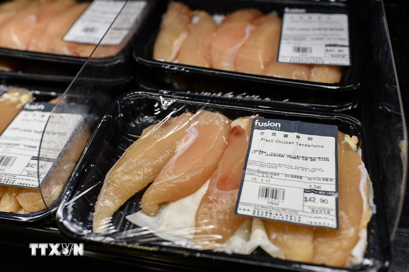 Thịt gà đông lạnh nhập khẩu từ Brazil được bày bán tại một siêu thị ở Hong Kong, Trung Quốc, ngày 21/3/2017. (Ảnh: AFP/TTXVN)