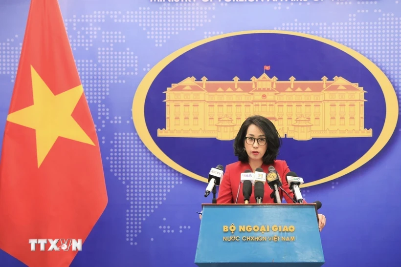 Người phát ngôn Bộ Ngoại giao Phạm Thu Hằng chủ trì họp báo. (Ảnh: Tuấn Anh/TTXVN)