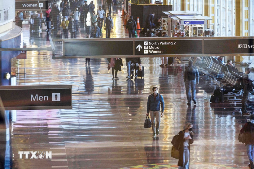 Hành khách tại sân bay quốc gia Ronald Reagan Washington ở Arlington, Virginia, Mỹ. (Ảnh: THX/TTXVN)